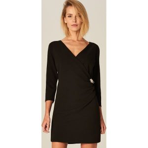 Elegancka sukienka z biżuteryjną broszką - Czarny. Sukienki marki Mohito. W wyprzedaży za 49,99 zł.
