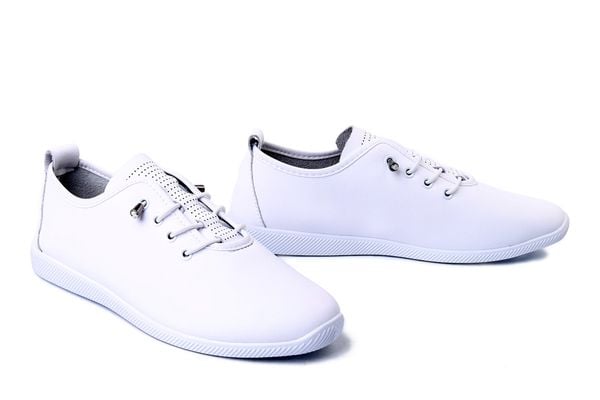 ARTIKER RELAKS 58C0676 white, półbuty damskie. Białe półbuty Artiker Relaks, bez wzorów, ze skóry, bez obcasa, bez zapięcia. Za 139,92 zł.