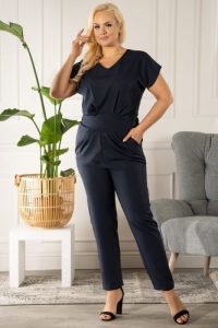 Kombinezon elegancki z kieszonkami i krótkim rękawem DORATA granatowy. Niebieskie kombinezony KARKO, s, z aplikacjami, z elastanu, biznesowe, bez kołnierzyka, bez ramiączek, krótkie. Za 198,50 zł.