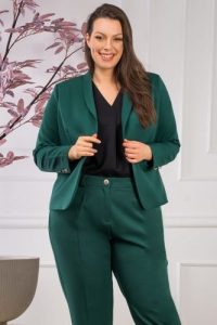 Żakiet wygodny elegancki na podszewce MELA butelkowa zieleń. Zielone marynarki i żakiety KARKO, plus size, bez wzorów, z elastanu, eleganckie. Za 259,50 zł.
