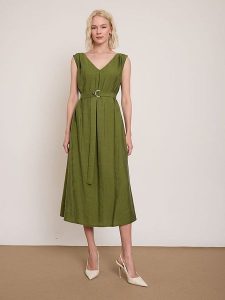 BGN Sukienka w kolorze khaki rozmiar: 40. Brązowe sukienki BGN, bez wzorów, z tkaniny, bez kołnierzyka, bez ramiączek, midi. Za 183,03 zł.