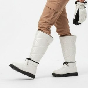 Kozaki damskie Artiker, cholewka z pikowanego materiału z ociepleniem i wiązaniem wokół kostki gruba podeszwa z wyraźnym profilem, białe, 51C0380. Białe kozaki ARTIKER, na zimę, bez wzorów, z futra, bez obcasa, na obcasie, bez zapięcia. Za 265,00 zł.