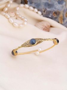 Pierres de Jade Pozłacana bransoletka z perłami i ametystami rozmiar: onesize. Białe bransoletki Pierres de Jade, z ametystem, pozłacane. Za 43,99 zł.