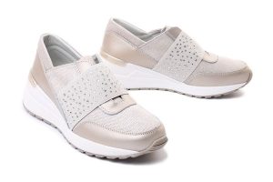 ARTIKER RELAKS 46C2098 beżowy, półbuty damskie. Brązowe półbuty Artiker Relaks, bez wzorów, z gumy, bez obcasa, na koturnie, bez zapięcia. Za 99,95 zł.