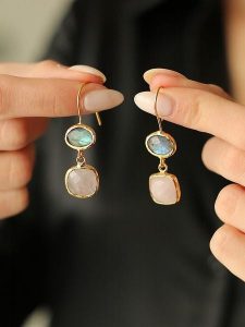 Pierres de Jade Pozłacane kolczyki z kwarcem różowym i prehnitami rozmiar: onesize. Różowe kolczyki Pierres de Jade, z kwarcem, pozłacane. Za 56,99 zł.