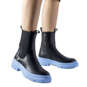 Czarne buty na niebieskiej podeszwie Georgette. Czarne botki bez wzorów, z okrągłym noskiem, bez obcasa, bez zapięcia. Za 99,52 zł.