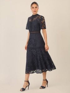 APART Sukienka w kolorze granatowym rozmiar: 42. Niebieskie sukienki Apart, bez wzorów, z koronki, bez kołnierzyka, bez ramiączek, midi. Za 409,95 zł.