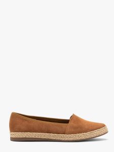 Rude welurowe espadryle DINA. Brązowe espadryle Ryłko, bez wzorów, ze skóry, bez obcasa, na płaskiej podeszwie. W wyprzedaży za 279,99 zł.