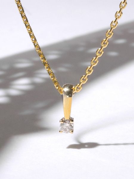 DIAMOND & CO Złota zawieszka "Julia" z diamentem rozmiar: onesize. Żółte zawieszki Diamond & Co, z diamentem, złote. Za 328,09 zł.