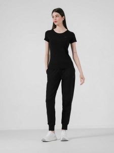 4F Spodnie dresowe joggery damskie S. Czarne spodnie dresowe 4f, s, bez wzorów, z bawełny. W wyprzedaży za 59,99 zł.