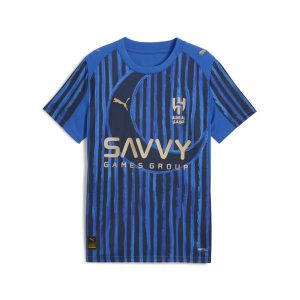 Młodzieżowa koszulka KIDSUPER × AL-HILAL SFC PUMA Blue Intense Club Navy. Niebieskia bluzki Puma, m, bez wzorów, młodzieżowe, bez kołnierzyka, bez ramiączek. Za 349,00 zł.