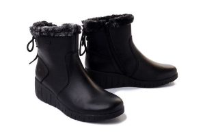 RIEKER TEX Y1350-00 black, botki damskie. Czarne botki Rieker, na zimę, bez wzorów, bez obcasa, na koturnie, bez zapięcia. Za 439,90 zł.