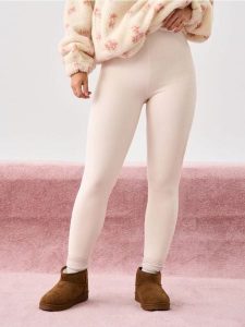 Legginsy z futerkowym ociepleniem w środku - kremowy. Białe legginsy Sinsay, bez wzorów. Za 39,99 zł.