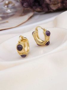 Pierres de Jade Pozłacane kolczyki-kreole z ametystami rozmiar: onesize. Różowe kolczyki Pierres de Jade, z ametystem, pozłacane. Za 60,99 zł.