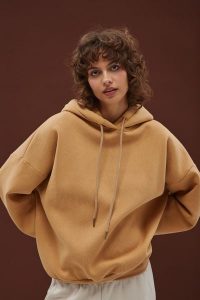 Bluza typu oversize z ociepleniem w kolorze DARK BISQUIT - AMBERLY-UNI. Brązowe bluzy Marsala, m, bez wzorów, z bawełny, bez kaptura. Za 299,90 zł.