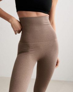 Damskie legginsy invisible scrunch Shape Seamless Core Control brązowy melanż. Brązowe legginsy AIM'N, bez wzorów, z dzianiny. Za 339,00 zł.