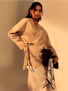 Żakiet kimono z domieszką wiskozy - kremowy. Białe marynarki i żakiety Sinsay, l, bez wzorów, z wiskozy. Za 69,99 zł.