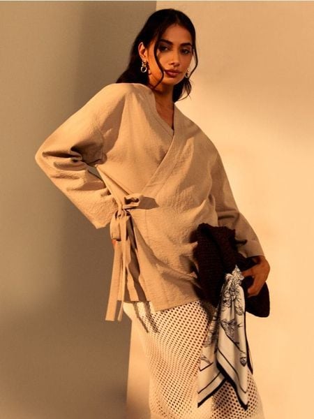 Żakiet kimono z domieszką wiskozy - kremowy. Białe marynarki i żakiety Sinsay, l, bez wzorów, z wiskozy. W wyprzedaży za 22,99 zł.