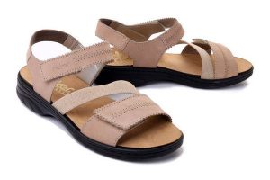 RIEKER 64587-60 beige, sandały damskie. Brązowe sandały Rieker, bez wzorów, z gumy, bez obcasa, na koturnie, bez zapięcia. Za 289,90 zł.