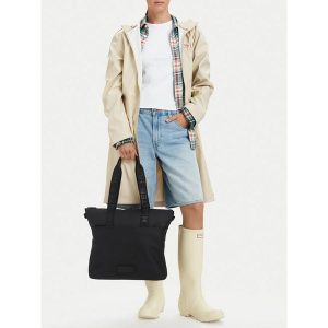 Torebka Hunter. Czarne shopper bag Hunter, bez wzorów, bez dodatków. Za 229,99 zł.