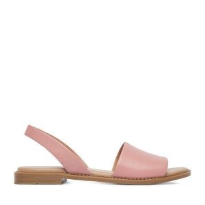 Sandały Lasocki. Czerwone sandały Lasocki, bez wzorów, bez obcasa, na płaskiej podeszwie, bez zapięcia. Za 139,99 zł.