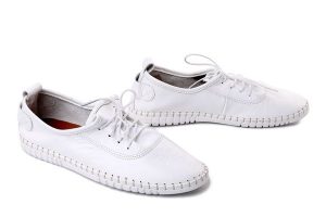 Boccato 500-1722 23 TKRKBYZ biały, półbuty damskie. Białe półbuty Boccato, na lato, bez wzorów, bez obcasa, bez zapięcia. Za 259,90 zł.