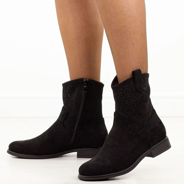 Czarne jesienne zamszowe ażurowe botki damskie S.Barski 52-530. Czarne botki S.BARSKI, na jesień, w ażurowe wzory, z jeansu, z okrągłym noskiem, bez obcasa, na obcasie, bez zapięcia. Za 219,00 zł.