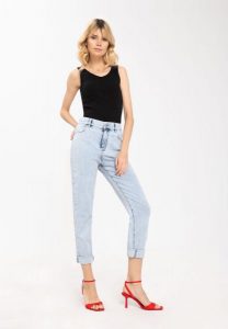 Damskie jeansy z luźnymi nogawkami, Mom Fit, D-LIDYA 3. Niebieskie spodnie dresowe Volcano, bez wzorów, z bawełny, z podwyższonym stanem. Za 169,99 zł.