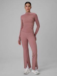 4F Spodnie treningowe z rozszerzanymi nogawkami damskie - różowe L. Czerwone spodnie dresowe 4f, bez wzorów, ze skóry, z podwyższonym stanem, długie. Za 169,99 zł.