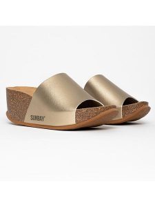 Sunbay Klapki "Toluca" w kolorze złotym na koturnie rozmiar: 38. Żółte klapki Sunbay, bez wzorów, z otwartym noskiem, bez obcasa, na koturnie. Za 205,95 zł.