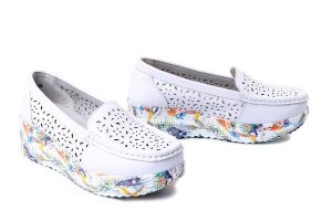 ARTIKER RELAKS 58C0761 white, półbuty damskie. Białe półbuty Artiker Relaks, na lato, w ażurowe wzory, ze skóry, bez obcasa, na koturnie, bez zapięcia. Za 157,17 zł.