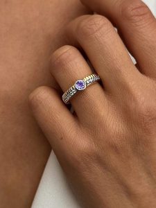 Les Petites Précieuses Pozłacany pierścionek z cyrkoniami i tanzanitem rozmiar: 56. Żółte pierścionki Les Petites Précieuses, z cyrkonią, pozłacane. Za 311,85 zł.
