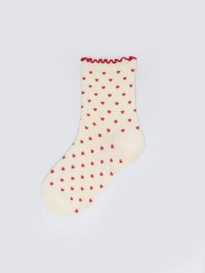 Skarpety damskie długie w czerwone serduszka białe Hartisa 100. Białe skarpetki Big Star, bez wzorów, z wiskozy. Za 19,99 zł.