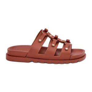 Inna Klapki Damskie Z Paskami Camel brązowe. Brązowe klapki z aplikacjami, ze skóry, bez obcasa. Za 88,92 zł.