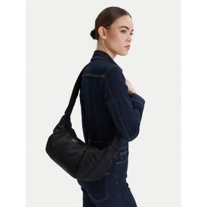 Torebka Guess Jeans. Czarne listonoszki Guess Jeans, z aplikacjami, z jeansu, bez dodatków. Za 259,99 zł.