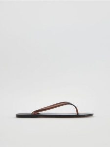 Klapki japonki - brązowy. Brązowe klapki Reserved, bez wzorów, bez obcasa. Za 59,99 zł.
