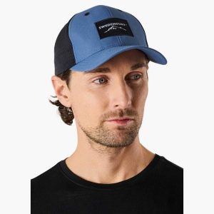 Czapka z daszkiem hiking unisex Swedemount Lofoten Trucker Cap II. Niebieskie czapki SWEDEMOUNT, bez wzorów, sportowe. Za 79,99 zł.