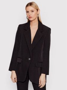 ONLY Marynarka Lana 15245698 Czarny Regular Fit. Czarne marynarki i żakiety ONLY, bez wzorów, z syntetyku. Za 249,99 zł.