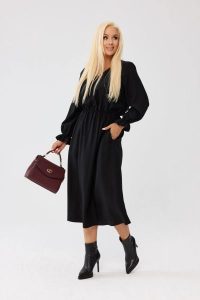 Czarna klasyczna sukienka Marlen MIDI - z gumką w pasie i kieszeniami PLUS SIZE XXL OVERSIZE JESIEŃ. Czarne sukienki Moda Size Plus Iwanek, do pracy, na jesień, plus size, bez wzorów, ze skóry, biznesowe, bez kołnierzyka, plus size, bez ramiączek, midi, oversize. Za 329,90 zł.