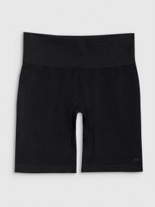 4F Legginsy kolarki bezszwowe treningowe damskie - czarne XS/S. Czarne legginsy 4f, bez wzorów, z dzianiny, z podwyższonym stanem, krótkie. W wyprzedaży za 59,99 zł.
