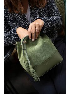 Victor & Hugo Paris Skórzana torebka "Mini Livy" w kolorze khaki - 18 x 21,5 x 11 cm rozmiar: onesize. Brązowe torebki klasyczne Victor & Hugo Paris, bez wzorów, z materiału, na ramię, bez dodatków. Za 324,26 zł.