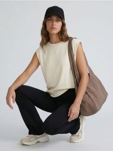 Legginsy flare z dzianiny technicznej - czarny. Czarne legginsy Sinsay, bez wzorów, z dzianiny. Za 39,99 zł.