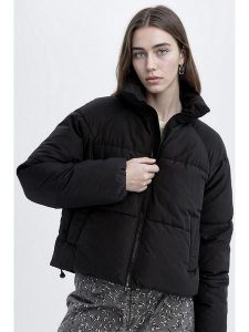 DeFacto Kurtka zimowa w kolorze czarnym rozmiar: XS. Czarne kurtki DeFacto, na zimę, xs, bez wzorów, z puchu, bez kaptura. Za 173,99 zł.