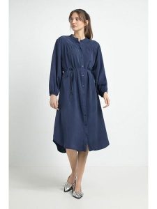 Josephine & Co Sukienka "Josephine" w kolorze granatowym rozmiar: 44. Niebieskie sukienki Josephine & Co, na co dzień, bez wzorów, z lyocellu, bez kołnierzyka, bez ramiączek, midi, proste. Za 282,99 zł.