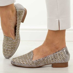Srebrne ażurowe półbuty damskie M.Daszyński Sa222-14. Szare półbuty M.Daszyński, na lato, w ażurowe wzory, ze skóry, z okrągłym noskiem, bez obcasa, na płaskiej podeszwie, bez zapięcia. Za 179,00 zł.