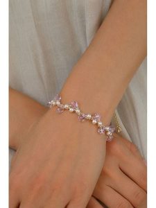 Pierres delicates Pozłacana bransoletka z perłami i kryształami rozmiar: onesize. Białe bransoletki Pierres delicates, z kryształem, pozłacane. Za 77,95 zł.