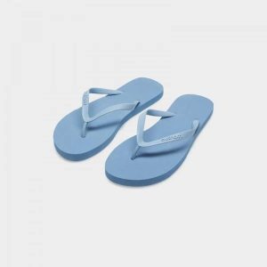 Japonki damskie na plażę Outhorn OTHWSS24FFLIF160. Niebieskie klapki Outhorn, bez wzorów, z gumy, bez obcasa. Za 29,99 zł.