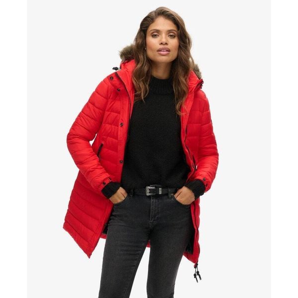 Damska kurtka puchowa z kapturem o średniej długości z futerkiem Superdry. Czerwone kurtki Superdry, bez wzorów, z puchu, z kapturem. W wyprzedaży za 504,95 zł.