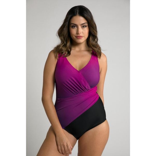 Damski Cieniowany kostium kąpielowy usztywniane miseczki faktura drapowanie. Czerwone stroje jednoczęściowe Ulla Popken, bez wzorów, z elastanu. Za 279,99 zł.