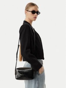 Calvin Klein Torebka Foil Logo Glossy LV04F3539G Czarny. Czarne listonoszki Calvin Klein, bez wzorów, ze skóry, bez dodatków. Za 409,99 zł.